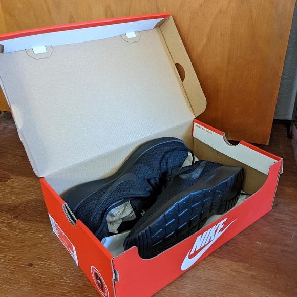 Nike Shoes - New Nike Black Sneakers